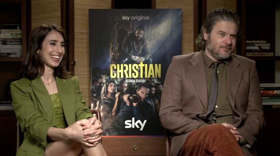 Da sinistra: Silvia D'Amico ed Edoardo Pesce nell'intervista di “Christian 2”. Credits: Cattura schermo/Sky/Tvserial.it.
