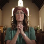 Claire Lovering in una scena de 