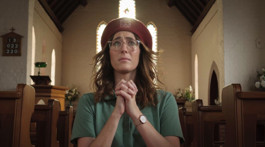 Claire Lovering in una scena de 