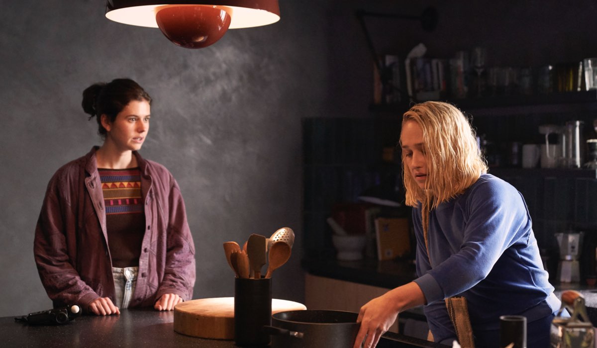 Da sinistra: Frances (Alison Oliver) e Melissa (Jemima Kirke) in una scena di “Conversations with Friends”. Credits: RaiPlay.