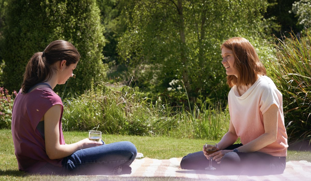 Da sinistra: Frances (Alison Oliver) e la madre Paula (Justine Mitchell) in una scena di “Conversations with Friends”. Credits: RaiPlay.