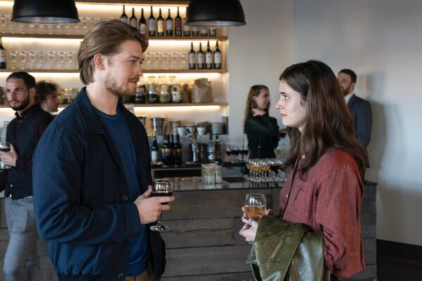 Da sinistra: Nick (Joe Alwyn) e Frances (Alison Oliver) in una scena di “Conversations with Friends”. Credits: RaiPlay.