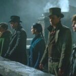 Da sinistra a destra: Danielle Galligan nel ruolo di Nina Zenik, Freddy Carter nel ruolo di Kaz Brekker, Amita Suman nel ruolo di Inej Ghafa, Kit Young nel ruolo di Jesper Fahey, Jack Wolfe nel ruolo di Wylan nell'episodio 201 di Shadow and Bone. Cr. Per gentile concessione di Netflix © 2022.
