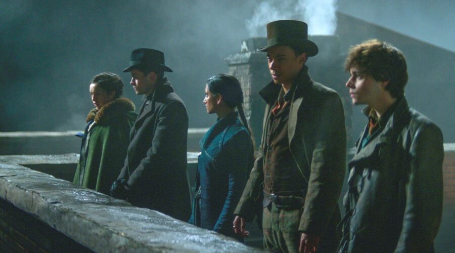 Da sinistra a destra: Danielle Galligan nel ruolo di Nina Zenik, Freddy Carter nel ruolo di Kaz Brekker, Amita Suman nel ruolo di Inej Ghafa, Kit Young nel ruolo di Jesper Fahey, Jack Wolfe nel ruolo di Wylan nell'episodio 201 di Shadow and Bone. Cr. Per gentile concessione di Netflix © 2022.