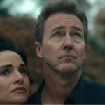 Da sinistra: Mia Maestro e Edward Norton in una scena di 