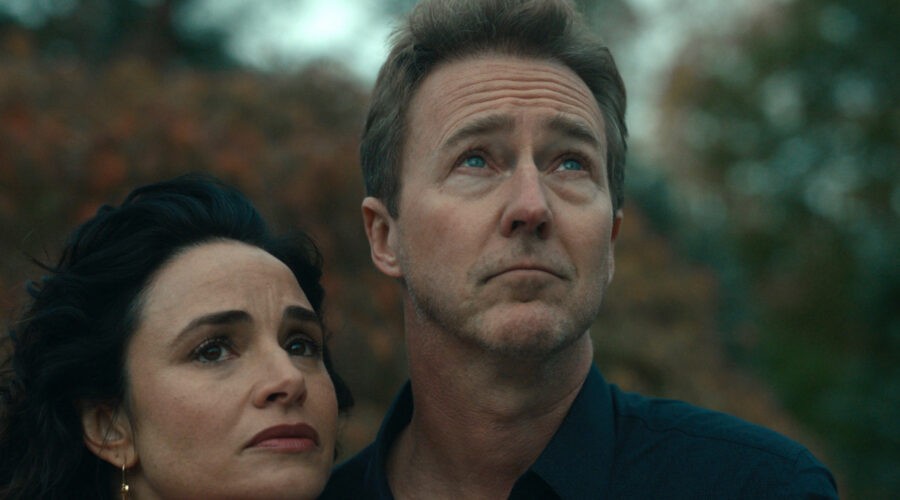 Da sinistra: Mia Maestro e Edward Norton in una scena di