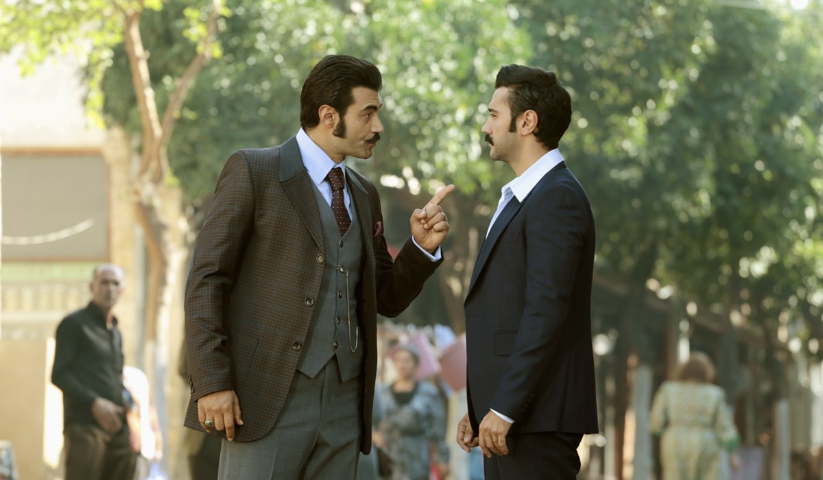 Da sinistra: Murat Ünalmis (Demir) e Ugur Günes (Yilmaz) in una scena di 