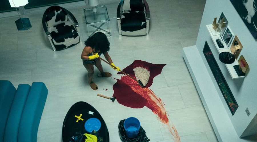 Dominique Fishback in una scena di 