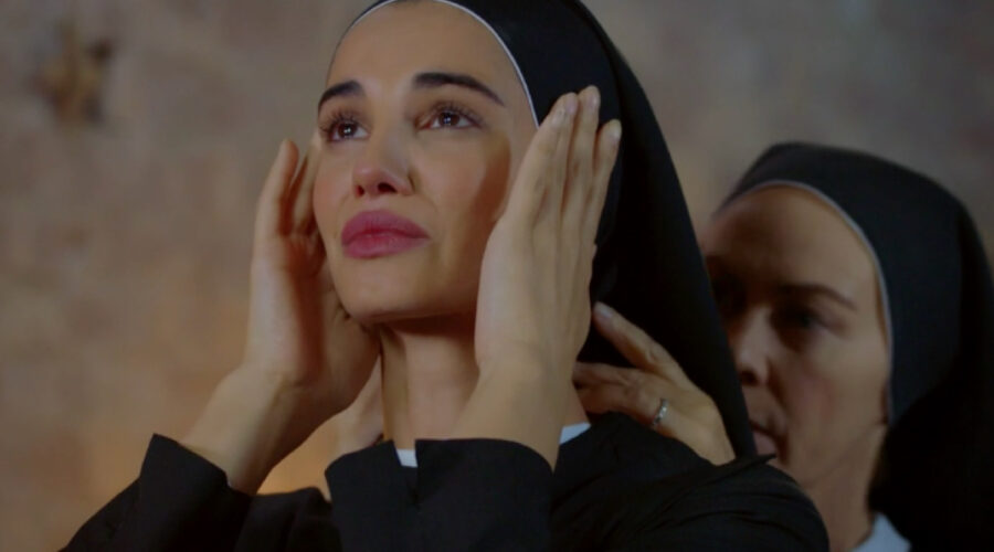 Francesca Chillemi ed Elena Sofia Ricci in una scena di