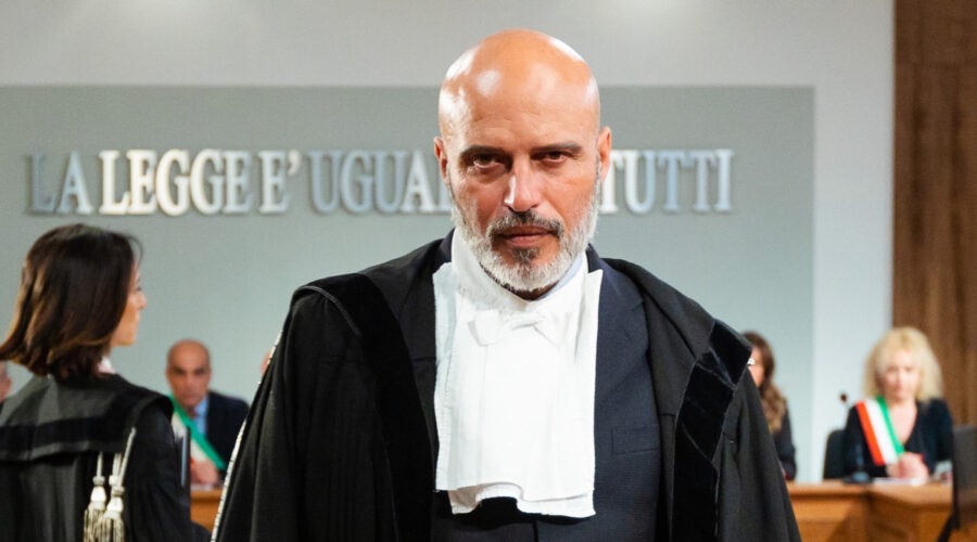 Francesco De Rienzo in una scena di 