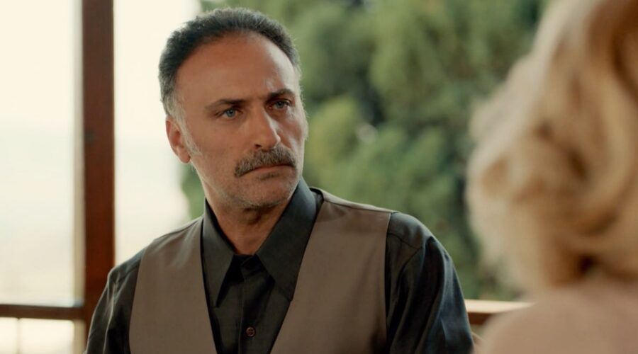 Hatip Tellidere intepretato da Mehmet Polat in una scena di “Terra Amara”. Credits: Cattura schermo/Mediaset Infinity.