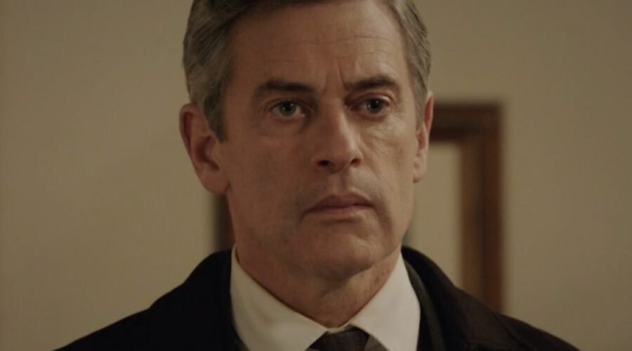 Massimo Poggio (Ezio Colombo) in una scena della puntata 114 de