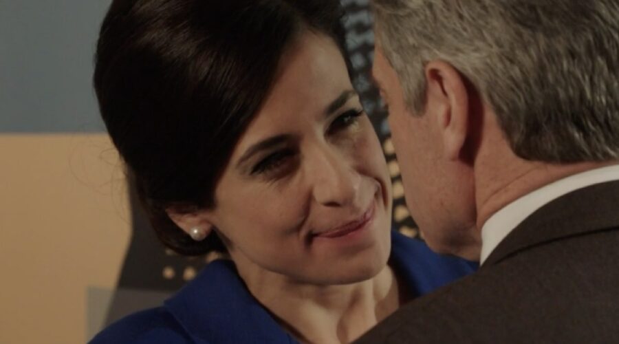 Lara Komar (Gloria Moreau) in una scena della puntata 114 de 