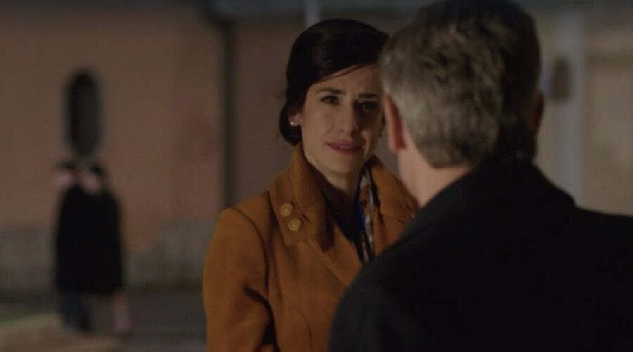 Da sinistra: Lara Komar (Gloria Moreau) e Massimo Poggio (Ezio Colombo) in una scena della puntata 120 de 