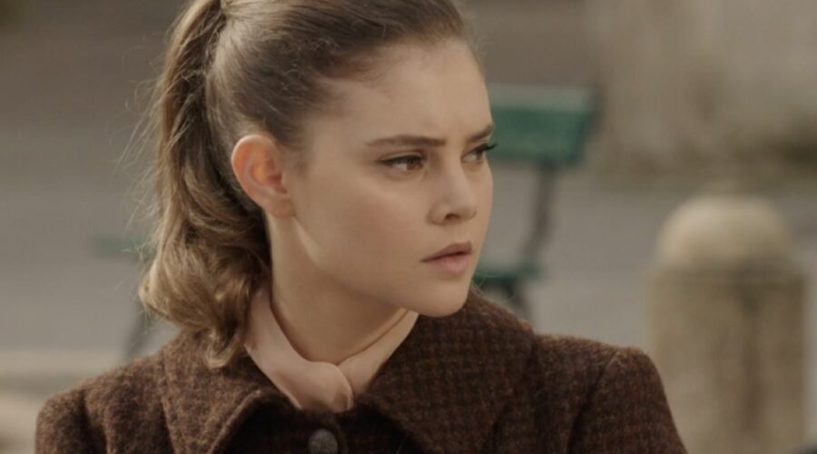 Elvira Camarrone (Clara Boscolo) in una scena della puntata 122 de 