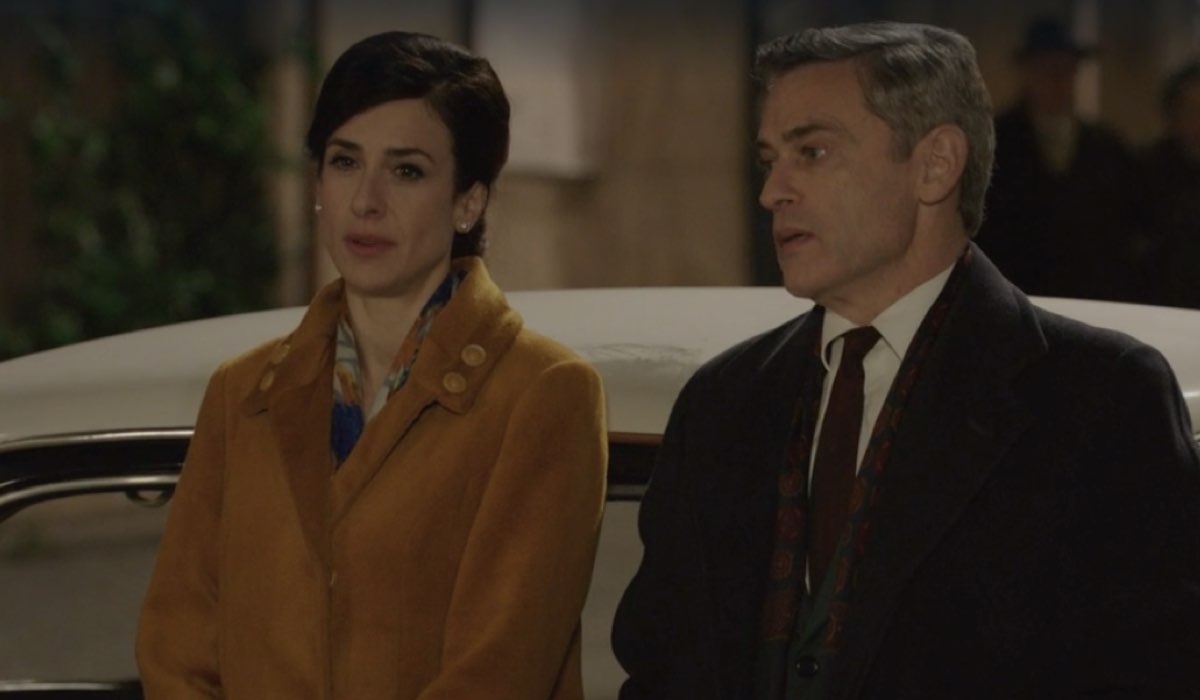 Da sinistra: Lara Komar (Gloria Moreau) e Massimo Poggio (Ezio Colombo) in una scena della puntata 128 de