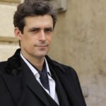 Flavio Parenti (Tancredi Di Sant'Erasmo) in un posato per 