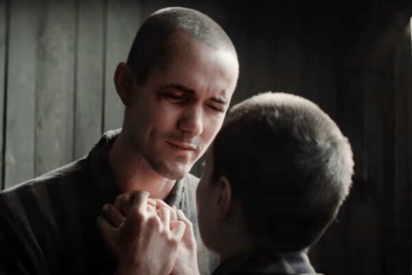 Jonah Hauer-King in una scena de “Il tatuatore di Auschwitz”. Credits: Sky/Cattura schermo.