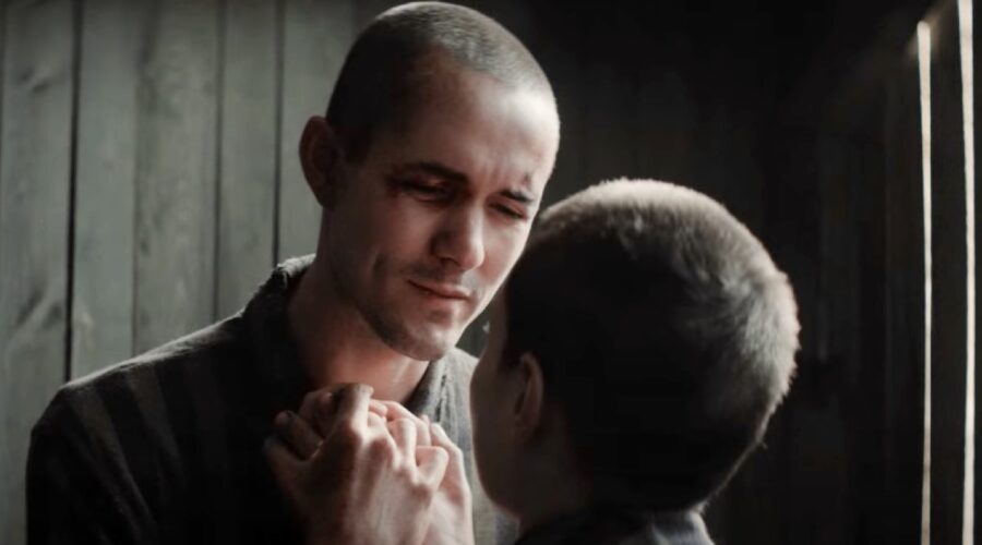 Jonah Hauer-King in una scena de “Il tatuatore di Auschwitz”. Credits: Sky/Cattura schermo.