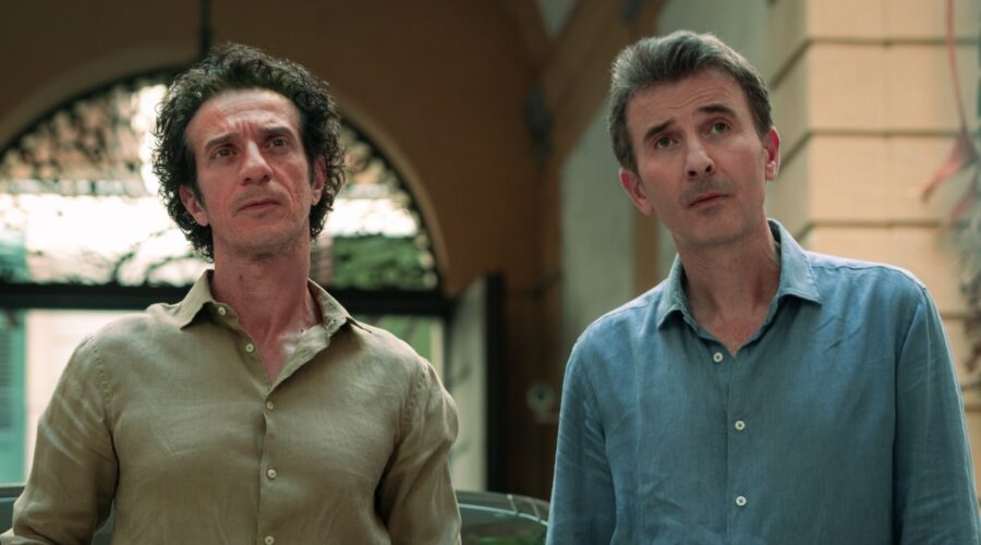 Da sinistra: Ficarra e Picone in una scena di “Incastrati 2”. Credits: Netflix.