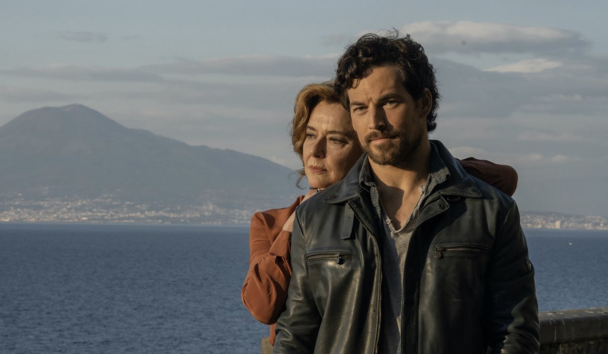 Da sinistra: Monica Guerritore e Giacomo Gianniotti in una scena di “Inganno”, nel 2024 in streaming. Credits: Netflix.