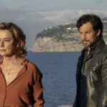 Da sinistra: Monica Guerritore e Giacomo Gianniotti in una scena di “Inganno”, nel 2024 in streaming. Credits: Netflix.