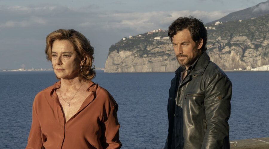 Da sinistra: Monica Guerritore e Giacomo Gianniotti in una scena di “Inganno”, nel 2024 in streaming. Credits: Netflix.