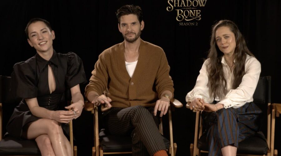 Da sinistra: Jessie Mei Li, Ben Barnes e Daisy Head nell'intervista per “Tenebre e Ossa 2”. Credits: Tvserial.it.