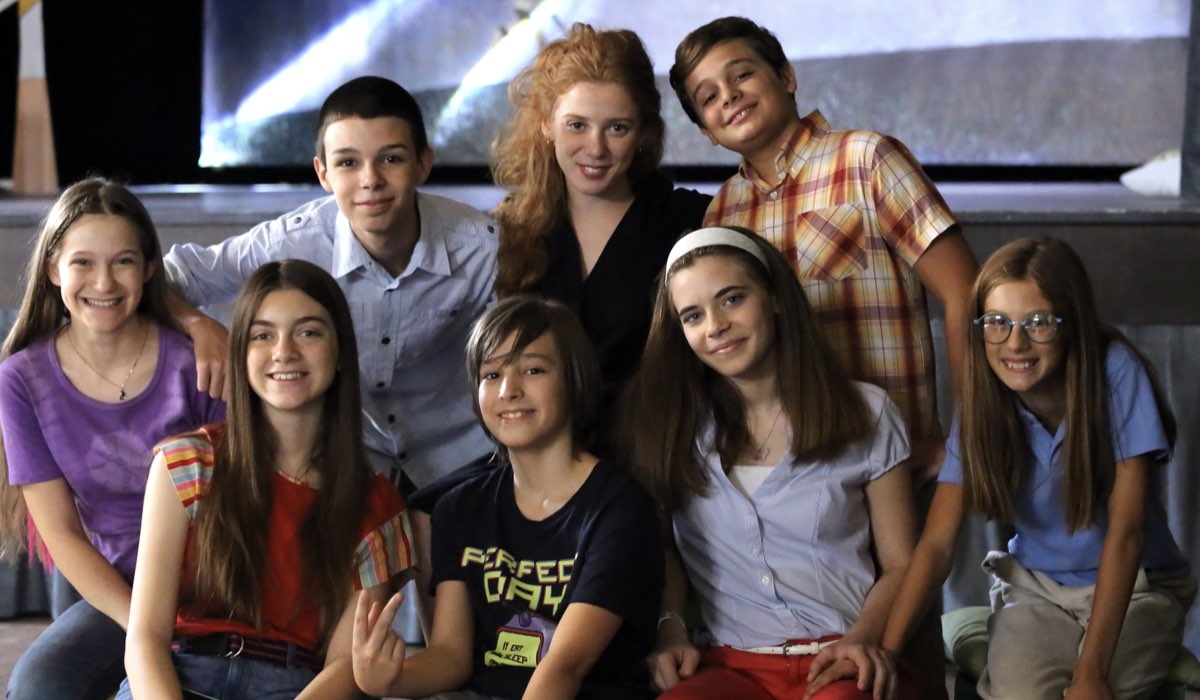 Francesca Carrain (Nora) e i giovani protagonisti della serie in un posato per 