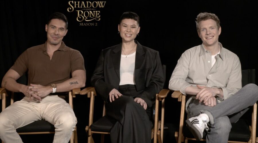 Da sinistra: Lewis Tan, Anna Leong Brophy e Patrick Gibson nell'intervista per “Tenebre e Ossa 2”. Credits: Tvserial.it.