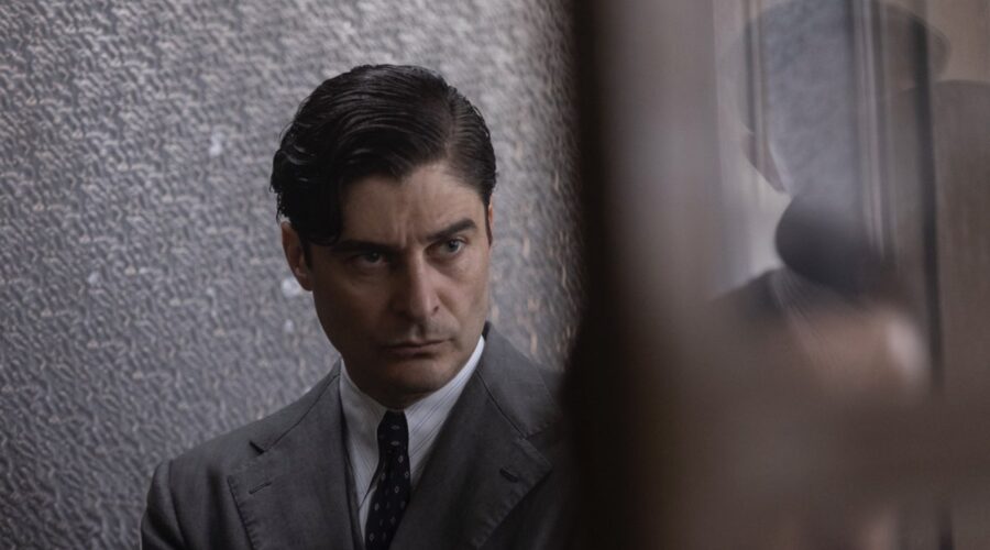 Lino Guanciale (Luigi Alfredo Ricciardi) in una scena de 