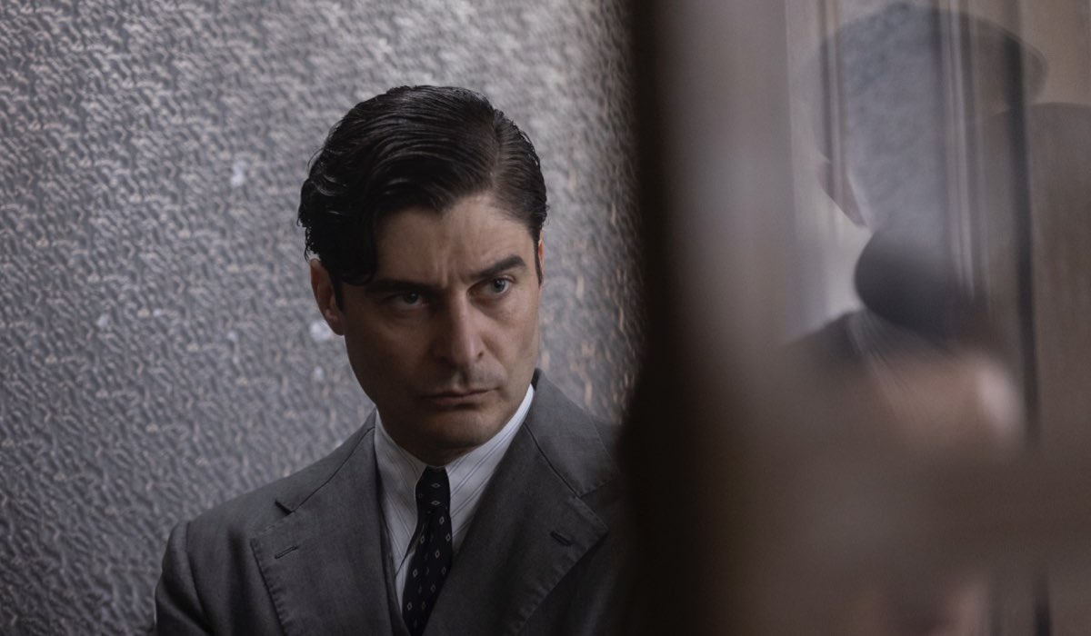Lino Guanciale (Luigi Alfredo Ricciardi) in una scena de