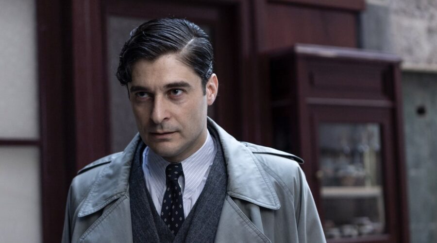 Lino Guanciale (Luigi Alfredo Ricciardi) in una scena de 