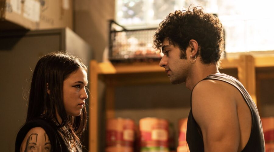 Da sinistra: Maria Esposito (Rosa Ricci) e Massimiliano Caiazzo (Carmine Di Salvo) in una scena di 