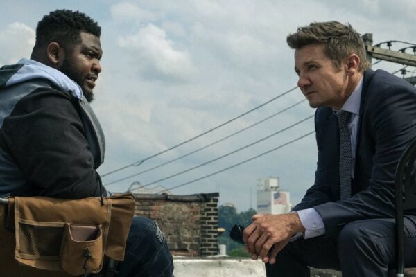 Da sinistra: Tobi Bamtefa e Jeremy Renner in una scena di “Mayor of Kingstown 2”. Credits: Paramount+.