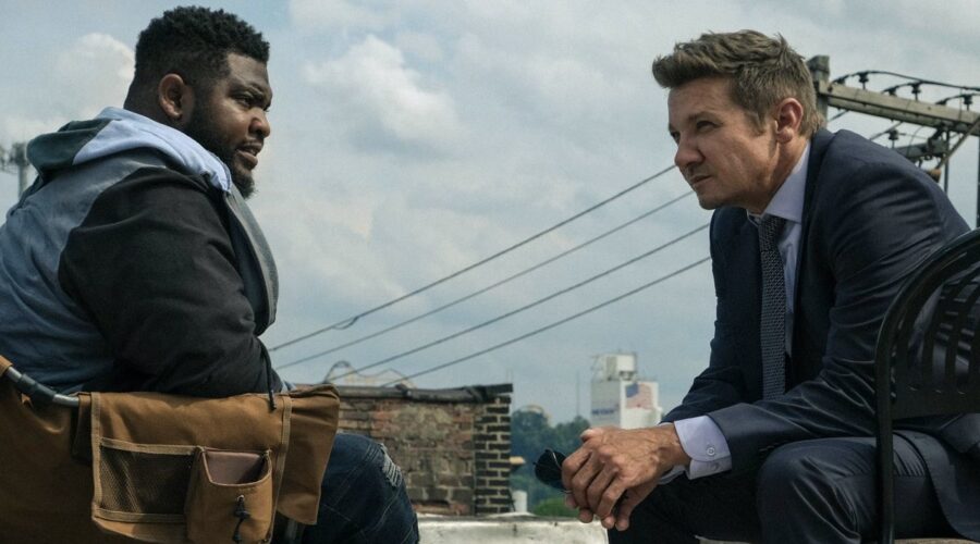 Da sinistra: Tobi Bamtefa e Jeremy Renner in una scena di “Mayor of Kingstown 2”. Credits: Paramount+.