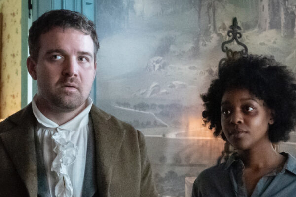 Da sinistra: Micah Stock e Mallori Johnson interpreta Dana James in 