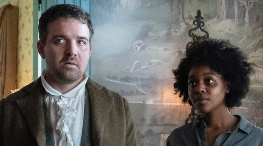 Da sinistra: Micah Stock e Mallori Johnson interpreta Dana James in 