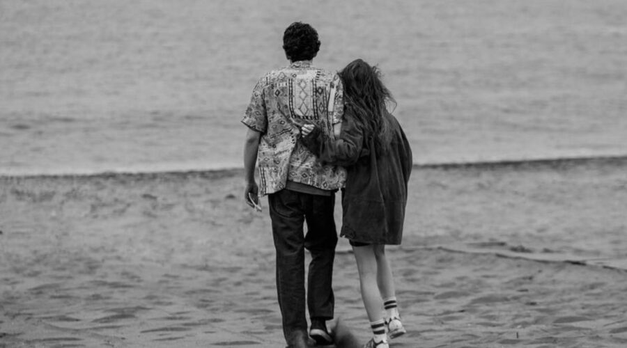 Da sinistra: Nicolas Maupas (Filippo Ferrari) e Valentina Romani (Naditza) in una scena di 