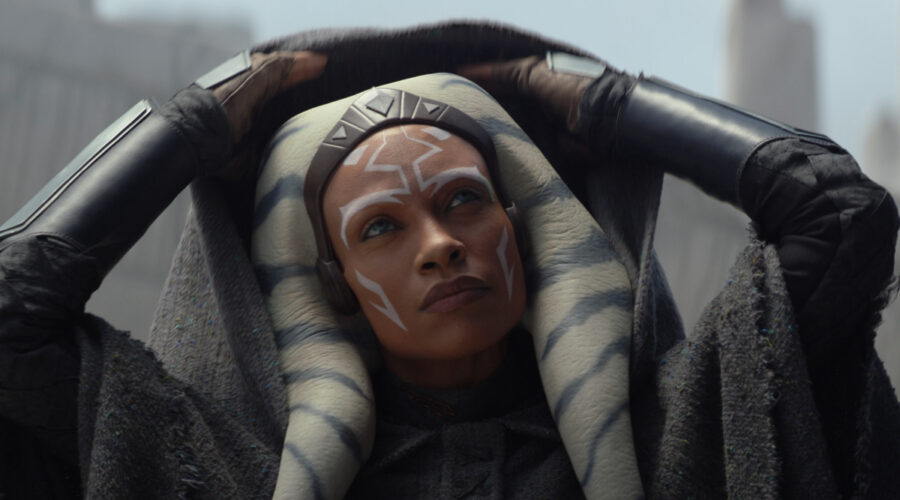 Ahsoka Tano (Rosario Dawson) in una scena della serie tv. Credits: LucasFilm/Disney.