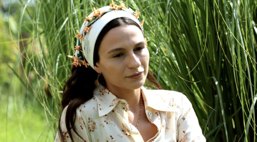 Selin Yeninci (Saniye) in una scena di