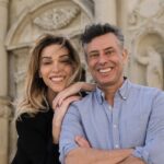 Vittoria Schisano e Ivan Cotroneo sul set di “La vita che volevi”. Credits: Netflix/Camilla Cattabriga.