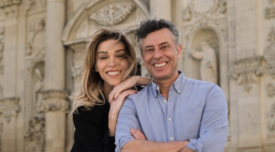 Vittoria Schisano e Ivan Cotroneo sul set di “La vita che volevi”. Credits: Netflix/Camilla Cattabriga.