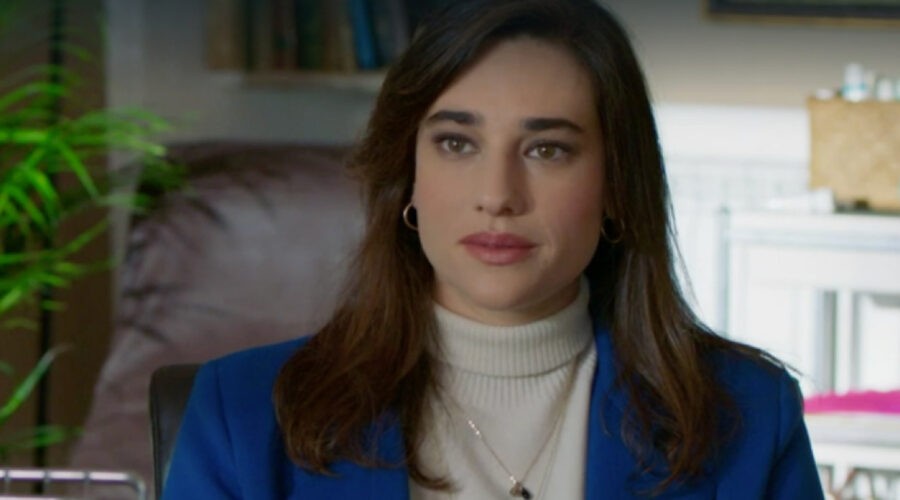 Screenshot di Teresa Romagnoli nel ruolo di Corinna in 