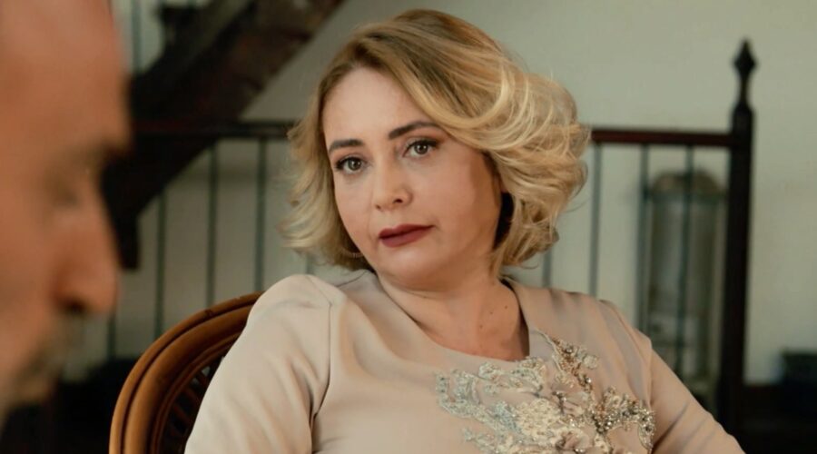Sibel Taşçıoğlu interpreta Sermin in una scena di “Terra Amara”. Credits: Cattura schermo/Mediaset Infinity.