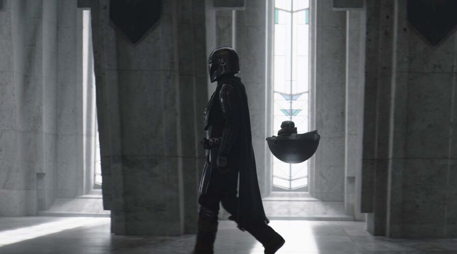 Il Mandaloriano (interpretato da Pedro Pascal) e Grogu in una scena della serie televisiva “The Mandalorian 3”. Credits: Lucasfilm/Disney+.