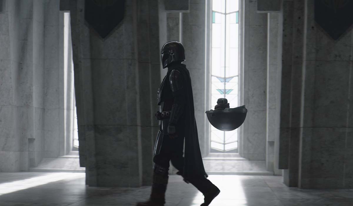 Il Mandaloriano (interpretato da Pedro Pascal) e Grogu in una scena della serie televisiva “The Mandalorian 3”. Credits: Lucasfilm/Disney+.