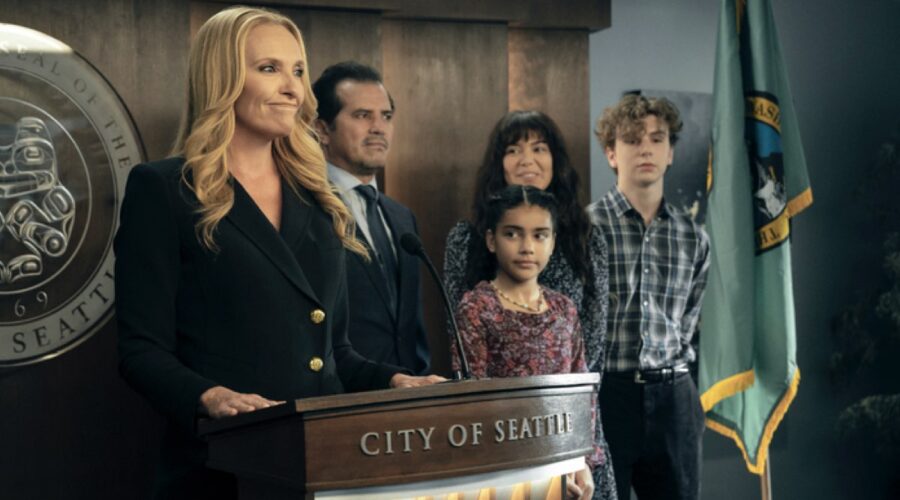 In primo piano a sinistra: Toni Collette in una scena della serie tv “Ragazze Elettriche”. Crediti: Katie Yu/Prime Video.