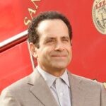 “Monk”, Tony Shalhoub in una scena della serie tv. Credits: Rti Mediaset.