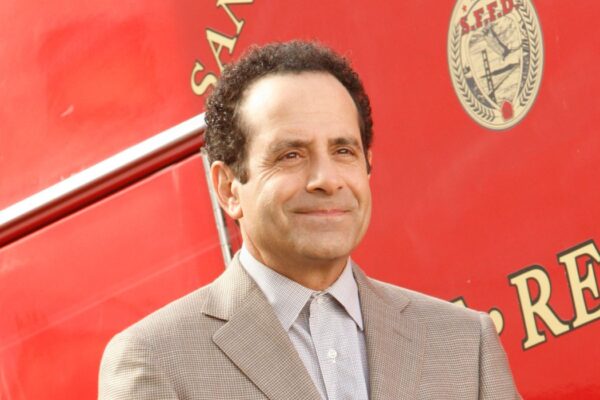 “Monk”, Tony Shalhoub in una scena della serie tv. Credits: Rti Mediaset.